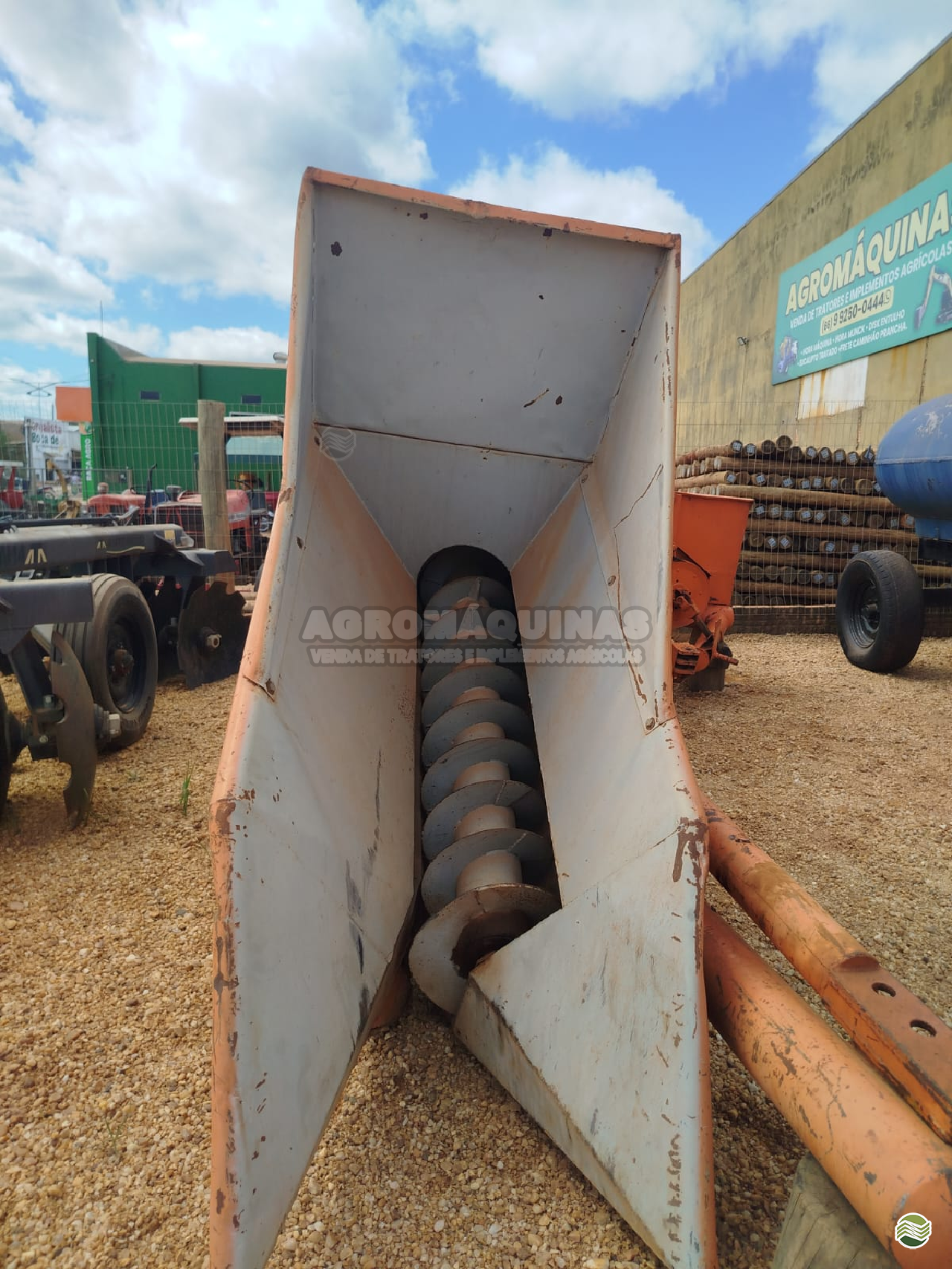 IMPLEMENTOS AGRICOLAS COLHEDORAS COLHEDORA DE MILHO 1 LINHA Agromáquinas COLNIZA MATO GROSSO MT